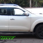 Nissan Navara mit THE BOSS HTX 230 cm V-Pflug und LEHNER Polaro L Aufbaustreuer mit Behältererhöhung