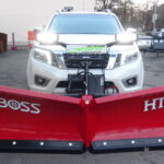 Nissan Navara mit THE BOSS HTX V-Pflug mit 230cm Breite und LED-Scheinwerfern
