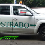 VW Amarok mit THE BOSS HTX V-Pflug und HILLTIP IceStriker 550 Aufbaustreuer als Winterdienstfahrzeug