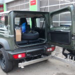 neuer SUZUKI Jimny mit Edelstahl-Schwenkkonsole und THE BOSS TGS600 Heckanbaustreuer