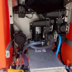 Vorbefeuchterbaugruppe bei einem HILLTIP IceStriker 1150AM im Detail mit Zwillings-Pumpen für Feuchtsalz-Option, die Ausbringung reiner Sole über den Sprühbalken sowie der Handsprühoption