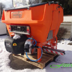 HILLTIP IceStriker 600TR in der Farboption Kommunal-Orange ausgestattet mit der Feuchtsalz-Vorbfeuchterbaugruppe, dem Solesprühbalken sowie dem Handsprühsystem sowie Kennzeichenbeleuchtungskit sowie Arbeitsscheinwerfer; geeignet für alle Traktoren und Zugmaschinen mit Dreipunktaufnahmen der Kategorien I, II und 0
