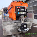 HILLTIP IceStriker 900AM verbaut auf einem Iveco Daily Kipper mittelschwerem Nutzfahrzeug für den kommunalen Winterdiensteinsatz in Kommunal-Orange