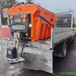 HILLTIP IceStriker 900AM verbaut auf einem Iveco Daily Kipper mittelschwerem Nutzfahrzeug für den kommunalen Winterdiensteinsatz in Kommunal-Orange