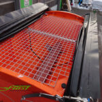 Innenansicht eines HILLTIP IceStriker 900AM Aufbaustreuers in Kommunal-Orange auf einem Iveco Daily Pritschenfahrzeug mit Henschler Aufbau