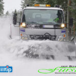 HILLTIP SML gerades Lkw-Schneeschild an Mitsubishi Fuso Canter im Winterdiensteinsatz