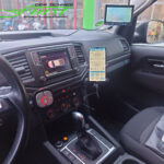 VW Amarok Cockpit-Ansicht mit THE BOSS Schneeschild Tastensteuerung, StriekSmart App von HILLTIP zur Streuer-Steuerung sowie LIS-Rückfahrkamerasystem