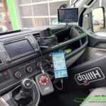 VW Transporter Innensicht mit HILLTIP Jopystick sowie HILLTIP SmartStrike-App sowie LUIS-Rückfahrkamera-System perfekt verbaut von Der Schneefürst