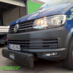 VW T6 Transporter Pritsche mit Frontansicht der abgedeckten HILLTIP SnowStriker Schneeschildaufnahme bei Fahrten ohne angebautem Räumschild bzw im Sommerbetrieb