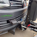 Detailansicht der schön in die Stoßstange des VW T6 integrierten Schneeschild Steckers sowie Ansicht des Befestigungsmechanismus des HILLTIP SnowStriker Befestigungsmechanismuses