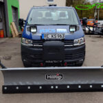 VW T6 Transporter Pritsche mit schnell an- und abbaubarem HILLTIP SnowStriker 210cm geradem Schneeschild für den kommunalen und gewerblichen Winterdienst