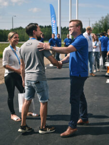 Rising Star Award 2022 für HILLTIP Top-Händler Der Schneefürst, Übergabe des Preises durch Frank Mäenpää