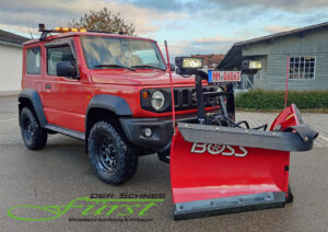 SUZUKI Jimny HJ in Rot mit THE BOSS HTX V-Pflug und Warnbalken als Winterdienstfahrzeug_Der Schneefürst_001