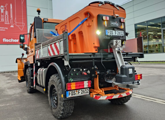 Unimog mit HILLTIP Aufbaustreuer